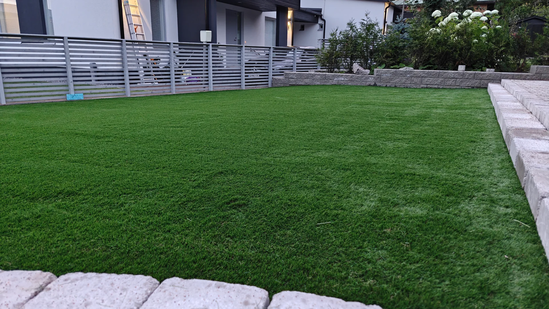 Korkealaatuinen tekonurmi pihalla