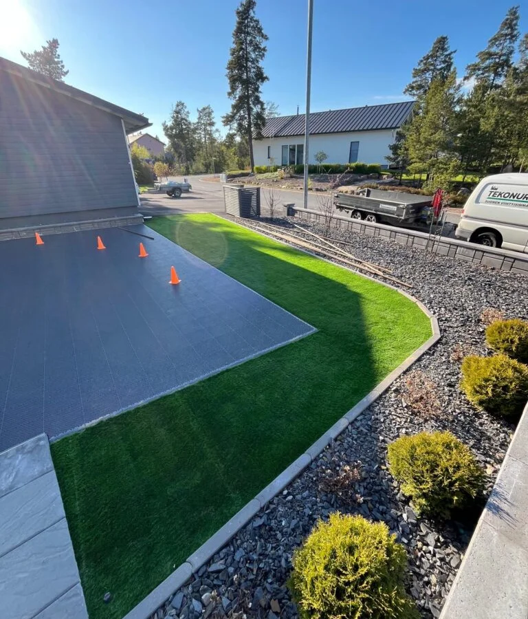 Moderni ja tyylikäs tekonurmipihan asennuskohde - huoltovapaa ja vihreä lopputulos